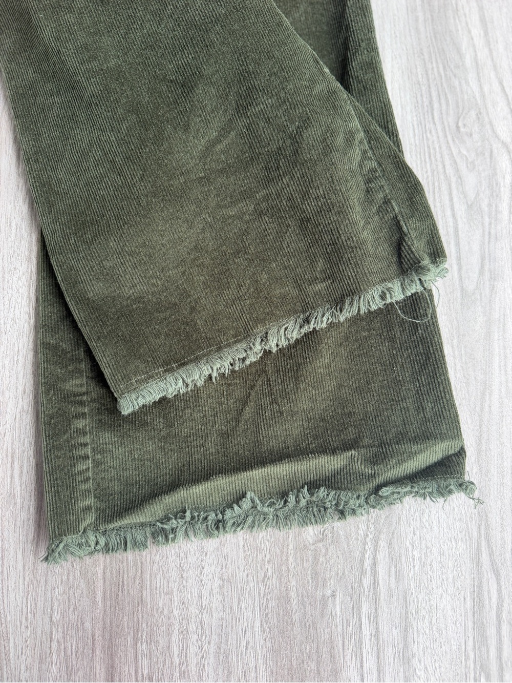 Entro Olive Green Corduroy Wide Leg Crop Pants Frayed Raw Hem Size Medium - Picture 4 of 12